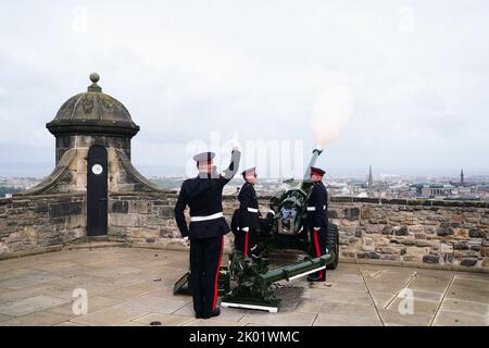 Members of 105 Regiment Royal Artillery during the Gun Salute at Edinburgh Castle to mark the death of Queen Elizabeth II on Thursday. Picture date: Friday September 9, 2022. Stock Photo