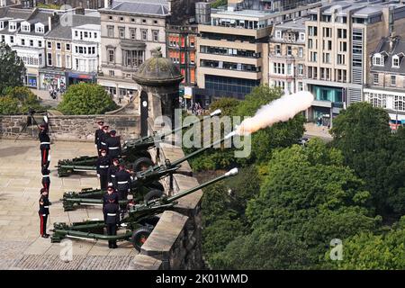 Members of 105 Regiment Royal Artillery during the Gun Salute at Edinburgh Castle to mark the death of Queen Elizabeth II on Thursday. Picture date: Friday September 9, 2022. Stock Photo