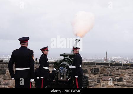 Members of 105 Regiment Royal Artillery during the Gun Salute at Edinburgh Castle to mark the death of Queen Elizabeth II on Thursday. Picture date: Friday September 9, 2022. Stock Photo