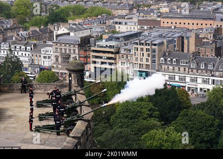 Members of 105 Regiment Royal Artillery during the Gun Salute at Edinburgh Castle to mark the death of Queen Elizabeth II on Thursday. Picture date: Friday September 9, 2022. Stock Photo