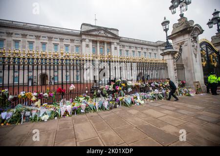 London, England, UK. 9th Sep, 2022. Floral tributes to Queen Elizabeth II is seen on the gate of Buckingham Palace, (Credit Image: © Tayfun Salci/ZUMA Press Wire) Stock Photo