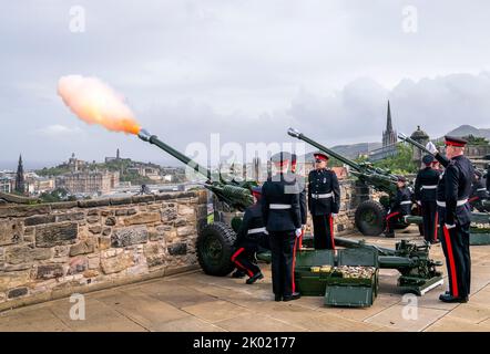 Members of 105 Regiment Royal Artillery, Army Reserves, during the Gun Salute at Edinburgh Castle to mark the death of Queen Elizabeth II on Thursday. Picture date: Friday September 9, 2022. Stock Photo