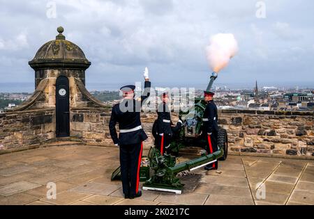 Members of 105 Regiment Royal Artillery, Army Reserves, during the Gun Salute at Edinburgh Castle to mark the death of Queen Elizabeth II on Thursday. Picture date: Friday September 9, 2022. Stock Photo