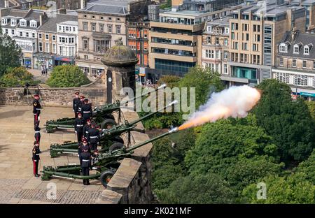 Members of 105 Regiment Royal Artillery, Army Reserves, during the Gun Salute at Edinburgh Castle to mark the death of Queen Elizabeth II on Thursday. Picture date: Friday September 9, 2022. Stock Photo