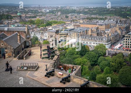 Members of 105 Regiment Royal Artillery, Army Reserves, during the Gun Salute at Edinburgh Castle to mark the death of Queen Elizabeth II on Thursday. Picture date: Friday September 9, 2022. Stock Photo