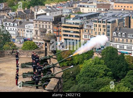 Members of 105 Regiment Royal Artillery, Army Reserves, during the Gun Salute at Edinburgh Castle to mark the death of Queen Elizabeth II on Thursday. Picture date: Friday September 9, 2022. Stock Photo