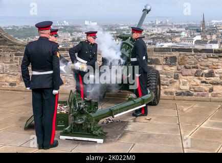 Members of 105 Regiment Royal Artillery, Army Reserves, during the Gun Salute at Edinburgh Castle to mark the death of Queen Elizabeth II on Thursday. Picture date: Friday September 9, 2022. Stock Photo