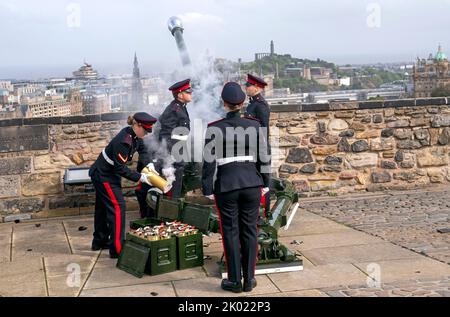 Members of 105 Regiment Royal Artillery, Army Reserves, during the Gun Salute at Edinburgh Castle to mark the death of Queen Elizabeth II on Thursday. Picture date: Friday September 9, 2022. Stock Photo