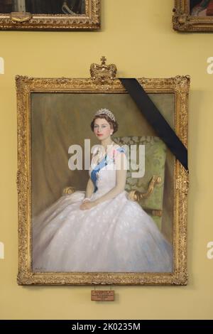 Salisbury , UK, 9th September 2022, Salisbury, UK, 09/09/2022, A portrait of Her Majesty The Queen is draped with a black ribbon as a mark of respect following her death.  Friday 9th September 2022. Stock Photo