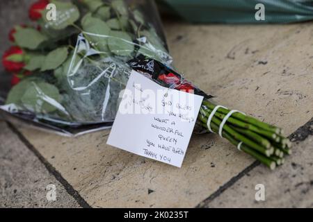 Salisbury , UK, 9th September 2022, Mayor of Salisbury, Cllr Tom Corbin lays flowers at Salisbury Guildhall following the death of Her Majesty Queen Elizabeth II.  Friday 9th September 2022. Stock Photo