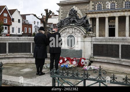 Salisbury , UK, 9th September 2022, Mayor of Salisbury, Cllr Tom Corbin lays flowers at Salisbury Guildhall following the death of Her Majesty Queen Elizabeth II.  Friday 9th September 2022. Stock Photo