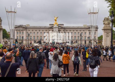 London, UK. 9th Sep, 2022. Crowds gather outside Buckingham Palace to pay their respects as Queen Elizabeth II dies, aged 96. Credit: Vuk Valcic/Alamy Live News