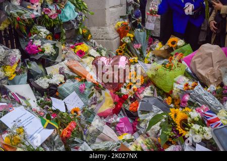 London, UK. 9th Sep, 2022. Floral tributes outside Buckingham Palace as Queen Elizabeth II dies, aged 96. Credit: Vuk Valcic/Alamy Live News Stock Photo