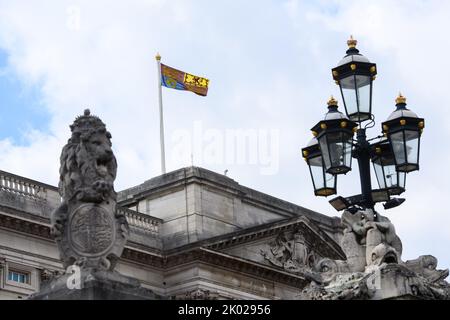 London, UK. 9 September 2022. The Royal Standard flies as King Charles III and the Queen Consort arrive at Buckingham Palace, London after travelling from Balmoral following the death of Queen Elizabeth II on Thursday. Picture date: Friday September 9, 2022. Photo credit should read: Matt Crossick/Empics/Alamy Live News Stock Photo