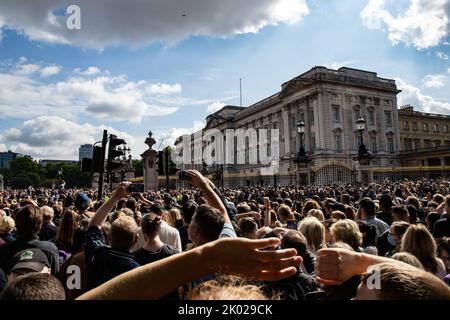 Crowds gather outside Buckingham Palace after the passing of Her Majesty The Queen at Buckingham Palace, London, United Kingdom, 9th September 2022   (Photo by Ben Whitley/News Images) Stock Photo