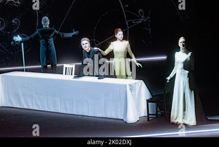 Tim Galic PRODUCTION - 08 September 2022, Hamburg: The actor Jens Harzer plays on ...