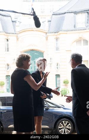 Paris, France. 09th Sep, 2022. Elisabeth Borne meets with Ambassador Menna Rawlings and her husband. After the death of Queen Elizabeth II, French Prime Minister goes to the British Embassy in Paris to pay her tribute. Paris, France on September 9, 2022. Photo by Jeanne Accorsini/Pool/ABACAPRESS.COM Credit: Abaca Press/Alamy Live News Stock Photo