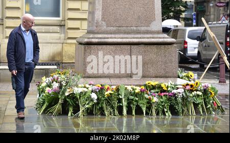 Manchester, UK, 9th September, 2022.  A man looks at flowers left in St Ann's Square, Manchester, UK. Mourning period begins after the death of Her Majesty, Queen Elizabeth II, in Manchester, United Kingdom. Her Majesty, The Queen, died, aged 96, on 8th September, 2022. Manchester City Council has said on its website that the city of Manchester will be observing the official 10-day mourning period and that: 'Residents may wish to lay flowers to mark Her Majesty’s death. You can lay flowers at St Ann's Square'. Credit: Terry Waller/Alamy Live News Stock Photo