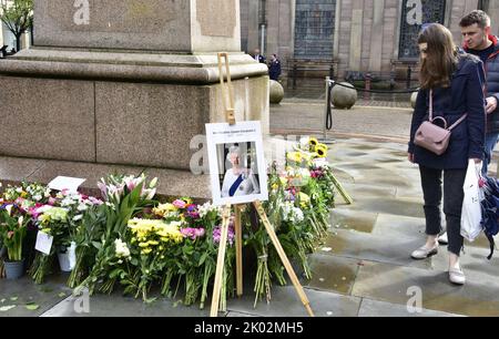 Manchester, UK, 9th September, 2022. Flowers left in St Ann's Square, Manchester, UK. Mourning period begins after the death of Her Majesty, Queen Elizabeth II, in Manchester, United Kingdom. Her Majesty, The Queen, died, aged 96, on 8th September, 2022. Manchester City Council has said on its website that the city of Manchester will be observing the official 10-day mourning period and that: 'Residents may wish to lay flowers to mark Her Majesty’s death. You can lay flowers at St Ann's Square'. Credit: Terry Waller/Alamy Live News Stock Photo