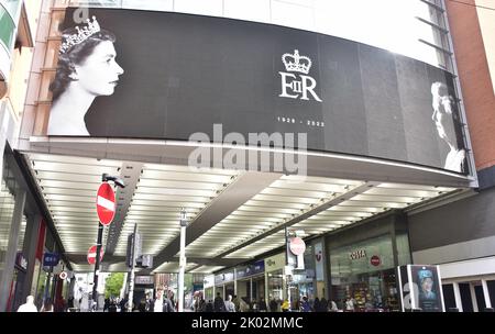 Manchester, UK, 9th September, 2022.  A tribute to Her Majesty, Queen Elizabeth II on an electronic board on the Arndale Shopping Centre, Manchester, UK. Mourning period begins after the death of Her Majesty, Queen Elizabeth II, in Manchester, United Kingdom. Manchester City Council has said on its website that the city of Manchester will be observing the official 10-day mourning period and that: 'Residents may wish to lay flowers to mark Her Majesty’s death. You can lay flowers at St Ann's Square'. Credit: Terry Waller/Alamy Live News Stock Photo