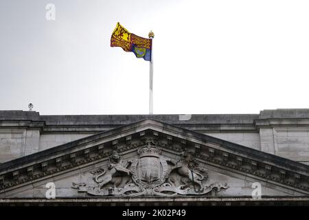 The Royal Standard flies over Buckingham Palace, where King Charles III is in residence, following the death of Queen Elizabeth II on Thursday. Picture date: Friday September 9, 2022. Stock Photo