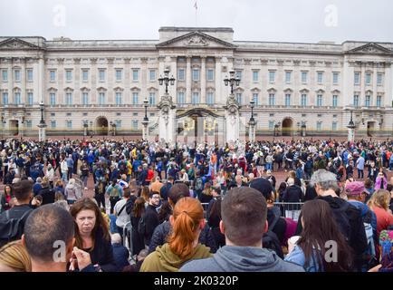 London, England, UK. 9th Sep, 2022. Crowds gather outside Buckingham Palace to pay their respects as Queen Elizabeth II dies, aged 96. (Credit Image: © Vuk Valcic/ZUMA Press Wire) Stock Photo