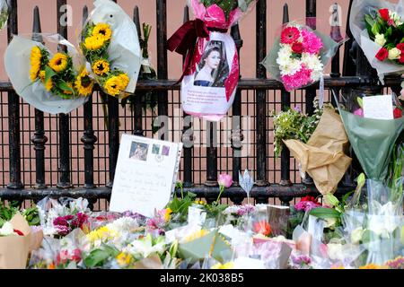 Buckingham Palace, London, UK – Friday 9th September 2022 – A photograph among the many floral tributes outside Buckingham Palace as Britain mourns the death of Queen Elizabeth II. Photo Steven May / Alamy Live News Stock Photo