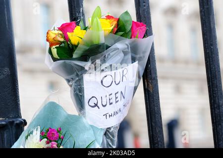 Buckingham Palace, London, UK – Friday 9th September 2022 – Our Queen - Thank You  - a message on flowers outside Buckingham Palace as Britain mourns the death of Queen Elizabeth II. Photo Steven May / Alamy Live News Stock Photo