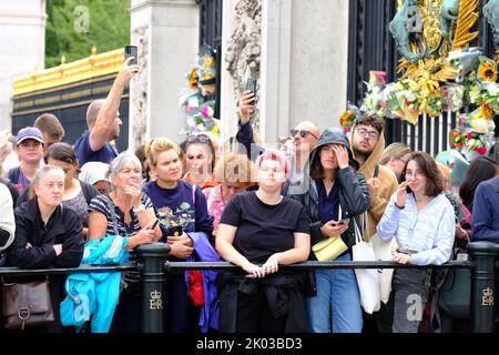 Buckingham Palace, London, UK – Friday 9th September 2022 – Large crowds gather outside Buckingham Palace to mourn the death of Queen Elizabeth II. Photo Steven May / Alamy Live News Stock Photo