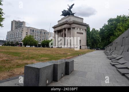 Wellington Arch, triumphal arch at Hyde Park Corner, next to it Australian War Memorial, commemorates the dead of the First and Second World War in Australia, London, Great Britain Stock Photo