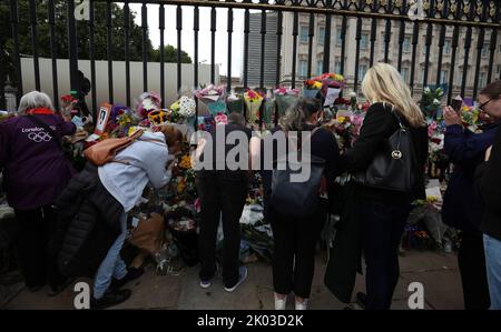 London, UK. 09th Sep, 2022. Members of the public gather to pay their respects outside Buckingham Palace in London on Friday, September 9, 2022, following the death of Her Majesty Queen Elizabeth II at her home in Balmoral, Scotland. Queen Elizabeth 11 died at the age of 96 surrounded by her close family after serving the United Kingdom and the Commonwealth as Monarch for seventy years. King Charles III arrived from Balmoral at Buckingham Palace to great applause and singing from the crowds of well-wishers. Photo by Hugo Philpott/UPI Credit: UPI/Alamy Live News Stock Photo