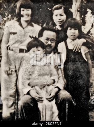 Ren Bishi took a group photo with his family in Zaoyuan. His daughters Yuanzhi and Yuanzheng came to their parents Shenmian from their hometown in Hunan. Ren Bishi was a military and political leader in the early Chinese Communist Party. In the early 1930s, Stock Photo