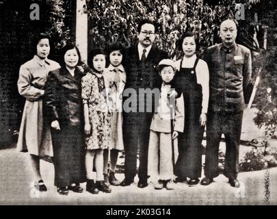 Nie Rongzhen and his daughter accompanied Ren Bishi and took a group photo after returning to the apartment. Ren Bishi was a military and political leader in the early Chinese Communist Party, In the early 1930. Stock Photo