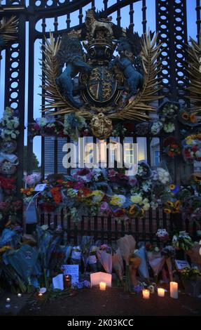 London, UK. 09th Sep, 2022. Floral tributes and messages seen outside the gates of Buckingham Palace. Her Majesty Queen Elizabeth II has died at Balmoral Castle at the age of 96, having reigned over the United Kingdom for 70 years. Credit: SOPA Images Limited/Alamy Live News Stock Photo