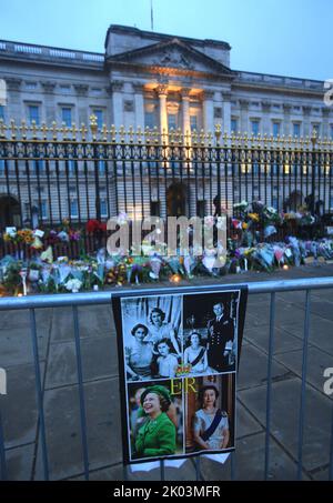 London, UK. 09th Sep, 2022. Floral tributes and Royal family portraits seen outside the gates of Buckingham Palace. Her Majesty Queen Elizabeth II has died at Balmoral Castle at the age of 96, having reigned over the United Kingdom for 70 years. (Photo by Martin Pope/SOPA Images/Sipa USA) Credit: Sipa USA/Alamy Live News Stock Photo