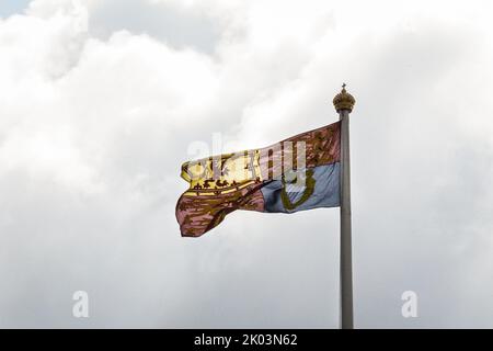 London, UK. 09th Sep, 2022. The Royal Standard is raised. Following the death of Queen Elizabeth II, crowds of mourners, as well as many tourists, lay flowers and pay their tributes at the gates to Buckingham Palace, and the area gets very crowded with people. Credit: Imageplotter/Alamy Live News Stock Photo