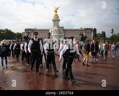 London, UK. 09th Sep, 2022. Metropolitan Police officers walk away Buckingham Palace in honour of Her Majesty Queen Elizabeth II who died yesterday at her home in Balmoral, Scotland on Friday, September 09, 2022. Queen Elizabeth II died at the age of 96 surrounded by her close family after serving the United Kingdom and the Commonwealth as Monarch for seventy years. King Charles III arrived from Balmoral at Buckingham Palace to great applause and singing from the crowds of well-wishers. Photo by Hugo Philpott/UPI Credit: UPI/Alamy Live News Stock Photo