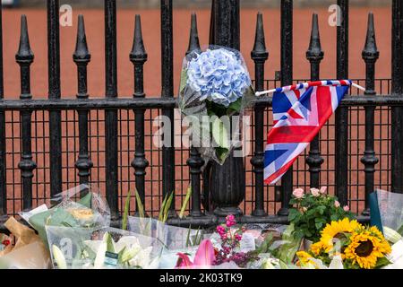 London, UK. 9th September 2022. Royal fans and well-wishers continue to bring floral tributes to Buckingham Palace gates after the announcement of the death of Elizabeth II, Queen of United Kingdom, who died on Thursday evening at Balmoral Castle. Photo Horst A. Friedrichs Alamy Live News Stock Photo