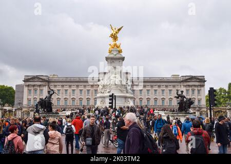 London, UK. 9th Sep, 2022. Crowds gather outside Buckingham Palace to pay their respects as Queen Elizabeth II dies, aged 96. Credit: Vuk Valcic/Alamy Live News Stock Photo