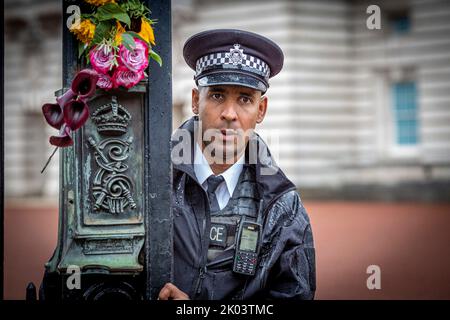 London UK. 9 September 2022. Police officer open gate next to the floral tributes outside Buckingham palace to HM Queen Elizabeth II, who died aged 96 years in Balmoral Scotland as the longest serving British monarch and will be succedded by her son King Charles III .Photo Horst A. Friedrichs Alamy Live News Stock Photo