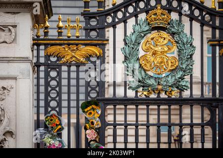 London, UK. 9th September 2022. Royal fans and well-wishers continue to bring floral tributes to Buckingham Palace gates after the announcement of the death of Elizabeth II, Queen of United Kingdom, who died on Thursday evening at Balmoral Castle. Photo Horst A. Friedrichs Alamy Live News Stock Photo