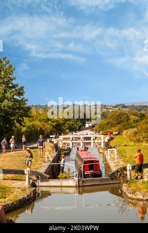 Canal narrowboats at Caen Hill Locks, a flight of 29 locks on the Kennet and Avon Canal, between Rowde and Devizes in Wiltshire, England. Stock Photo