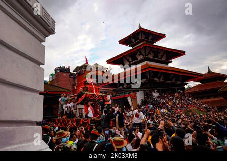 Kathmandu, Nepal. 09th Sep, 2022. Devotees pull the chariot of the Living Goddess Kumari during the festival at Basantapur Durbar Square. Indra Jatra is the biggest religious street festival, a procession held to honor the Hindu Deity Indra, the god of rain and heaven. (Photo by Skanda Gautam/SOPA Images/Sipa USA) Credit: Sipa USA/Alamy Live News Stock Photo