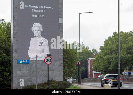 London UK. 9 September 2022. A portrait of Her Majesty Queen Elizabeth II is displayed at A3 London Road in tribute as the nation begins a 10 day period of mourning. Queen Elizabeth died on Wednesday 8 September who the longest serving British monarch and will be succeeded by her son .Photo: Horst A. Friedrichs Alamy Live News Stock Photo