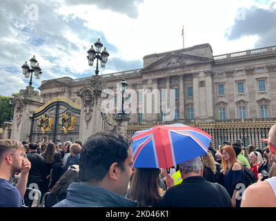 London, United Kingdom. 9th September 2022. Crowds gather outside Buckingham Palace to pay their respects to Queen Elizabeth II, who has died at the age of 96. Credit: Sarah Peters/Alamy Live News Stock Photo