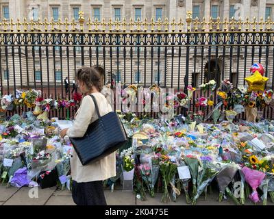 London, United Kingdom. 9th September 2022. Large numbers of people have gathered to lay floral tributes at the gates of the Buckingham Palace as Britain began a 10-day mourning period for Queen Elizabeth II. Stock Photo