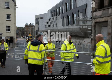 Edinburgh, Scotland, 9 September 2022. Preparing crowd control barriers in front of the Scottish Parliament building, ahead of ceremonies held as mark of respect to Her Majesty Queen Elizabeth II, who has died aged 96, in Edinburgh, Scotland, 9 September 2022. Photo credit: Jeremy Sutton-Hibbert/ Alamy Live news. Stock Photo