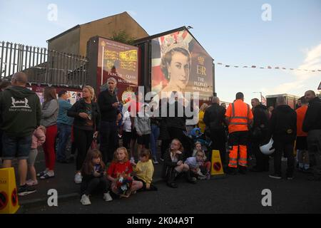 Loyalist Bands and members of the public come out to mourn the loss of Queen Elizabeth II on Belfast's Shankill Road. Picture date: Friday September 9, 2022. Stock Photo