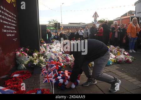 Loyalist Bands and members of the public come out to mourn the loss of Queen Elizabeth II on Belfast's Shankill Road. Picture date: Friday September 9, 2022. Stock Photo