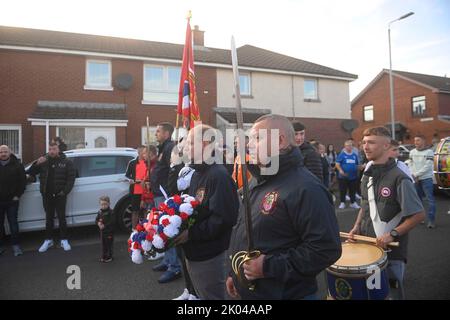 Loyalist Bands and members of the public come out to mourn the loss of Queen Elizabeth II on Belfast's Shankill Road. Picture date: Friday September 9, 2022. Stock Photo